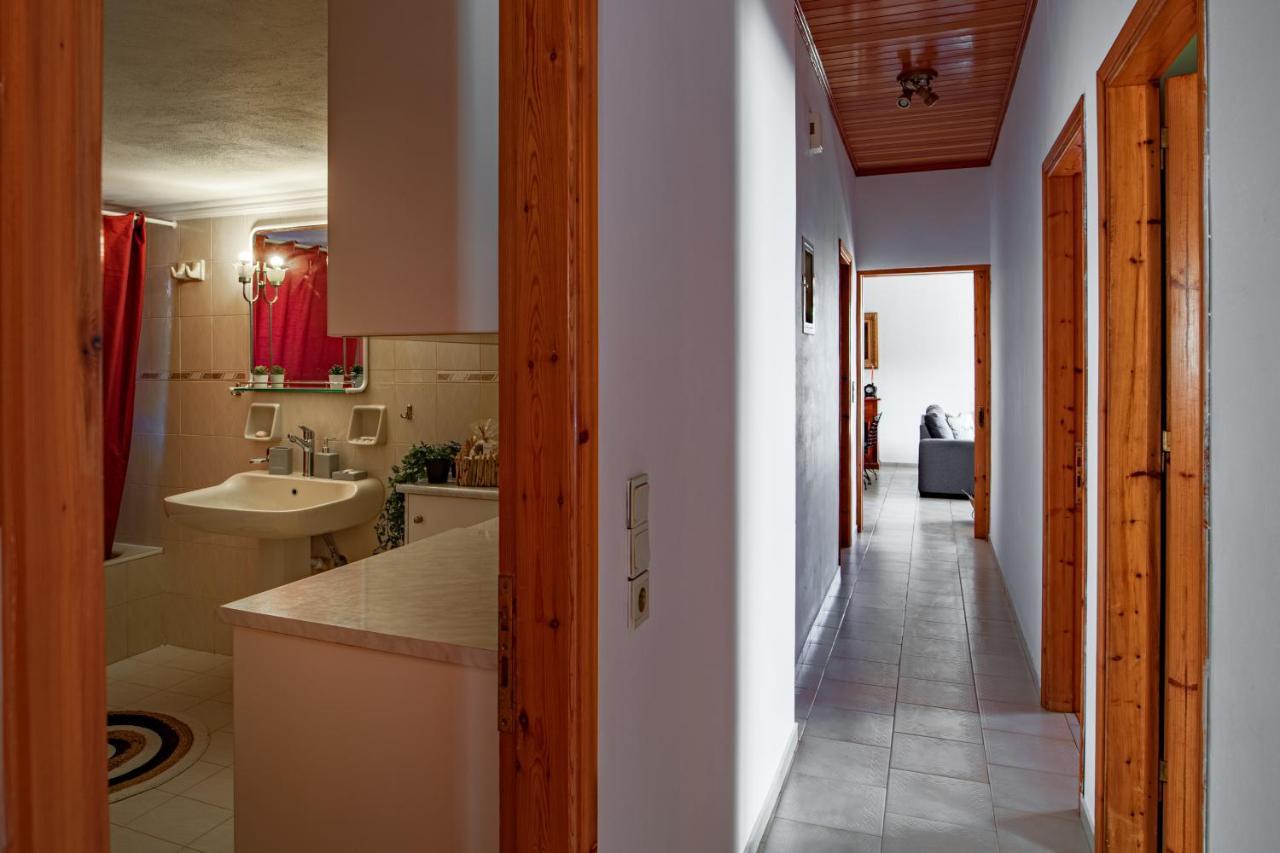 Golden Flower'S Apartment Порос Экстерьер фото