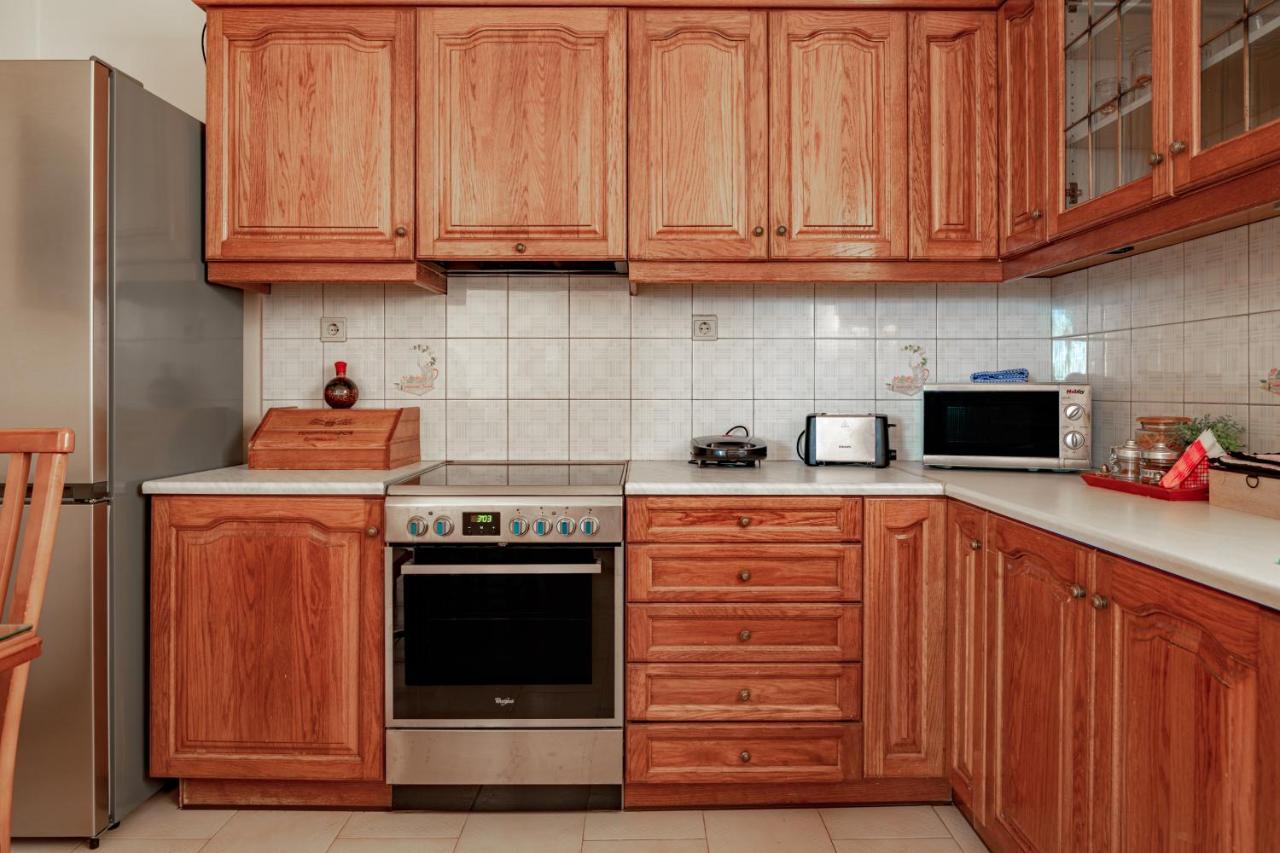 Golden Flower'S Apartment Порос Экстерьер фото